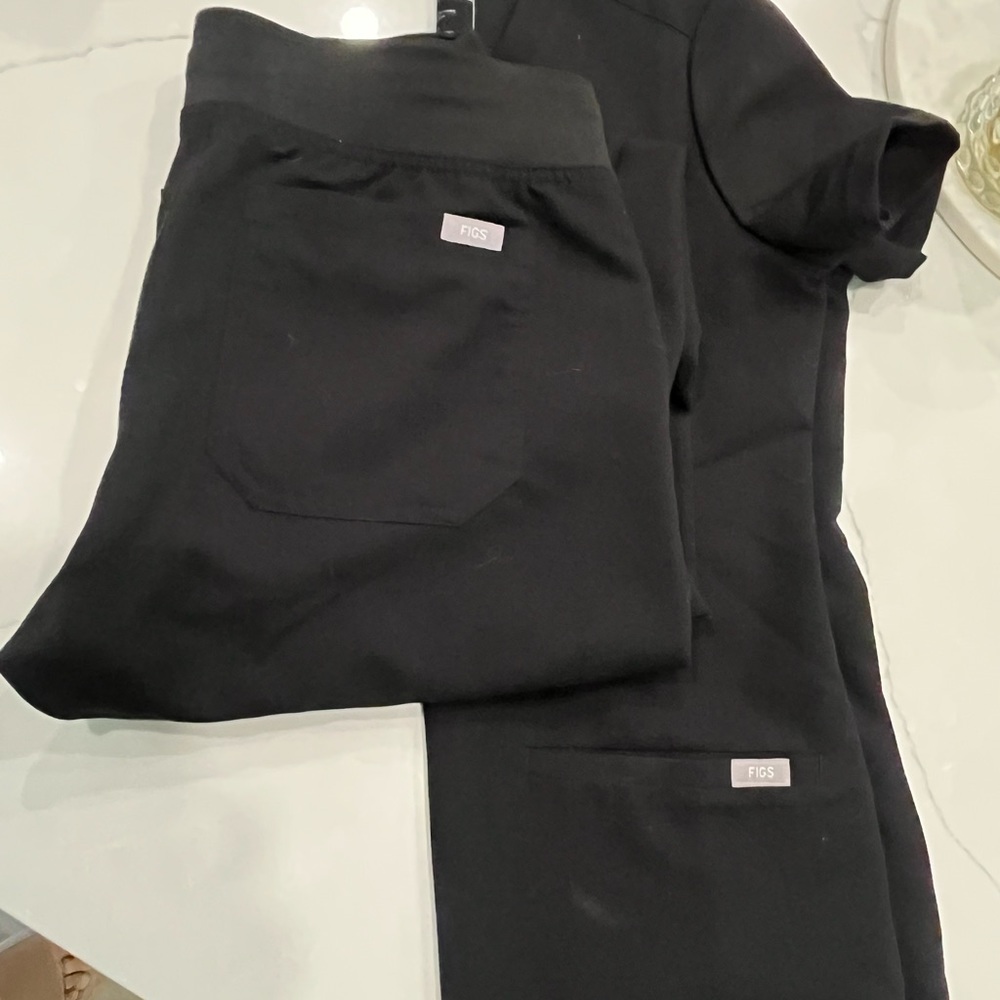 Black Figs scrub set.